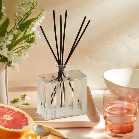 NEST Grapefruit Reed Diffuser - Picture 2 of 3